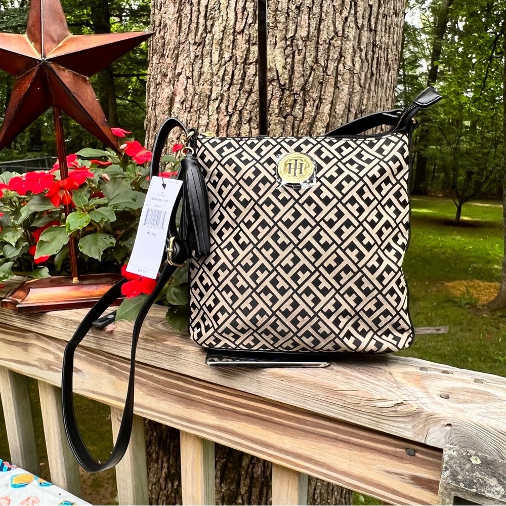 NWT Tommy Hilfiger Crossbody Bag, Adjustable, Tassle Zip, Logo Emblem gorgeous